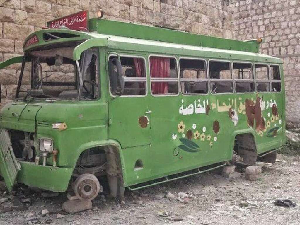 Cet autobus scolaire abandonné est le symbole des 2 millions d’enfants syriens privés d’éducation du fait des violences - Cet autobus scolaire abandonné est le symbole des 2 millions d’enfants syriens privés d’éducation du fait des violences.  Dans la ville d’Alep, la moitié des enfants sont obligés de travailler 12h par jour pour aider leur famille à survivre.  L’inscription sur le bus dit : « Le chemin de la réussite ». ©CARE