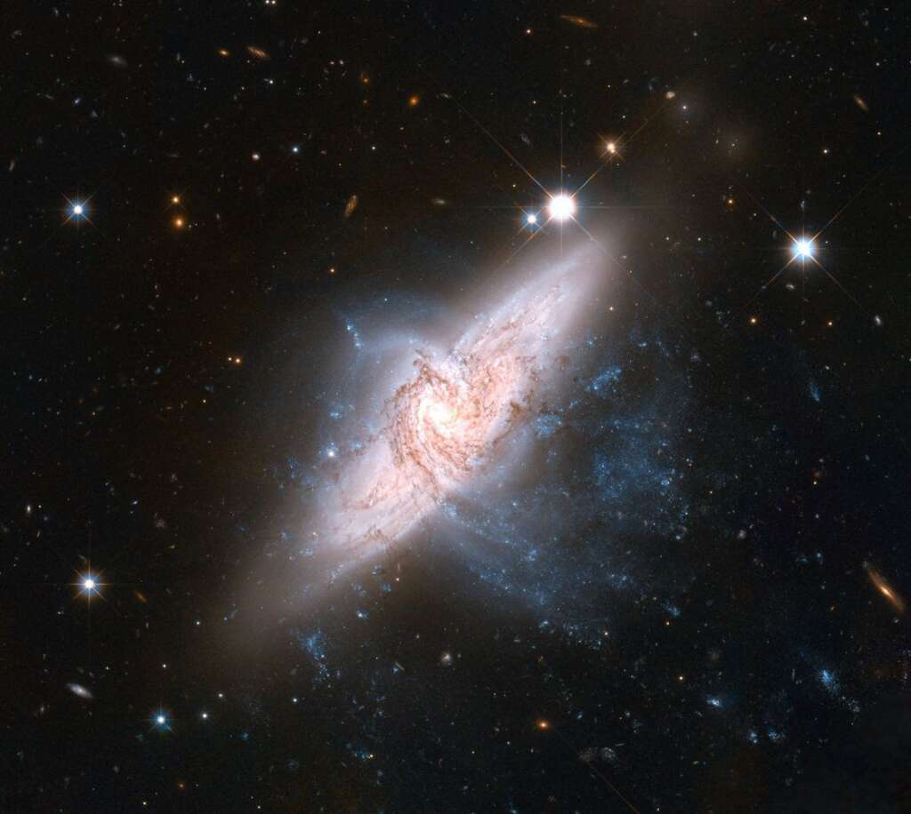 Deux galaxies qui se chevauchent (ou NGC 3314) dans la constellation de l'Hydre -