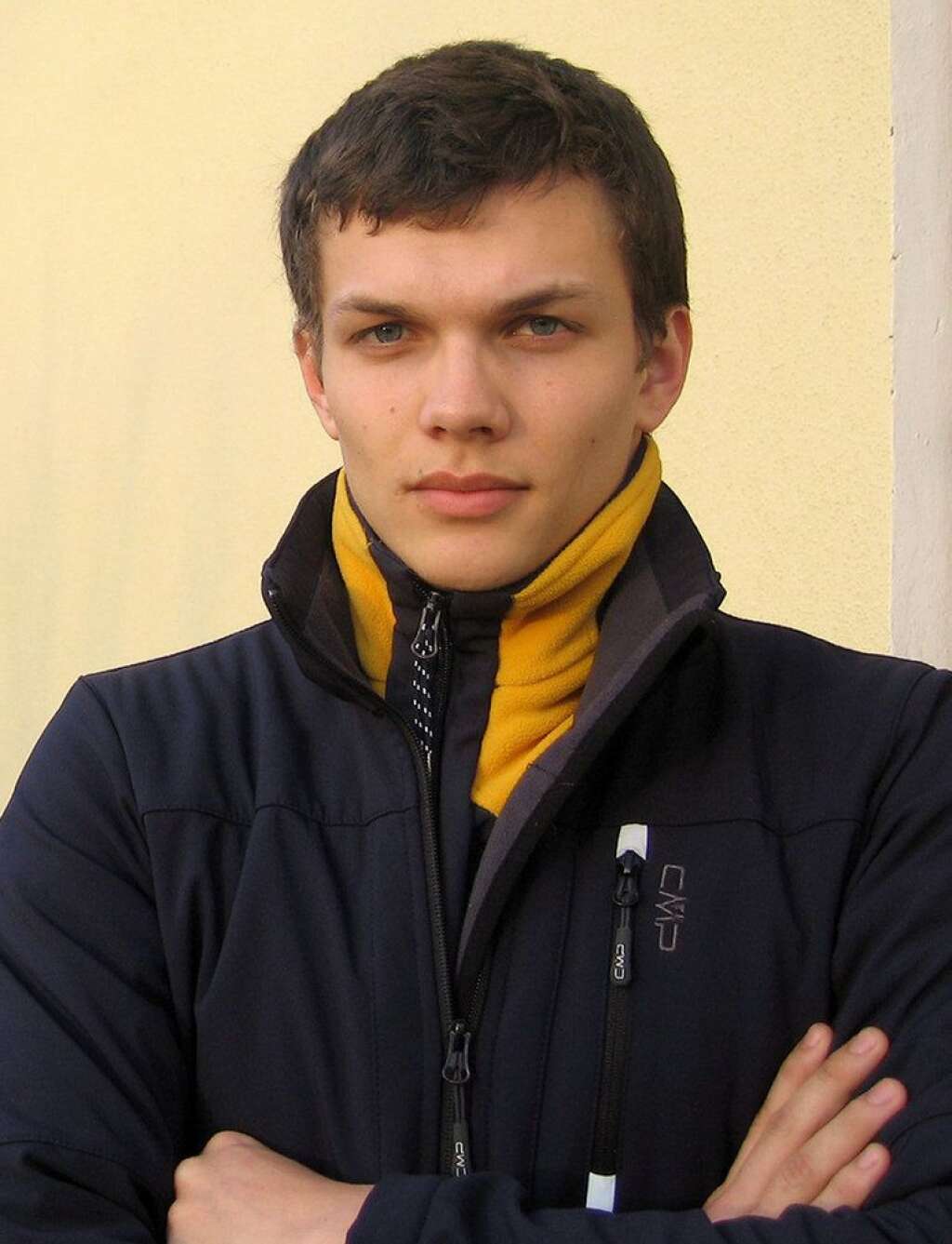 Le fils de l'entraîneur tadjik, Artem Voronov - Il a 20 ans et aucune chance de médaille. Mais il défendra gaillardement, seul, les chances de l'Ouzbékistan en ski alpin masculin: Artem Voronov, 20 ans, est le fils de l'entraîneur national.   S'il reconnaît que le lien entre la filiation et sa qualification aux JO d'hiver est sur toutes les lèvres, le skieur affirme qu'il devra bien sa présence à Sotchi à ses seuls résultats. "Mon père m'a emmené dans les montagnes de Tchimgan dès l'âge de quatre ans et j'ai commencé à m'entraîner sérieusement quand j'avais huit ans".