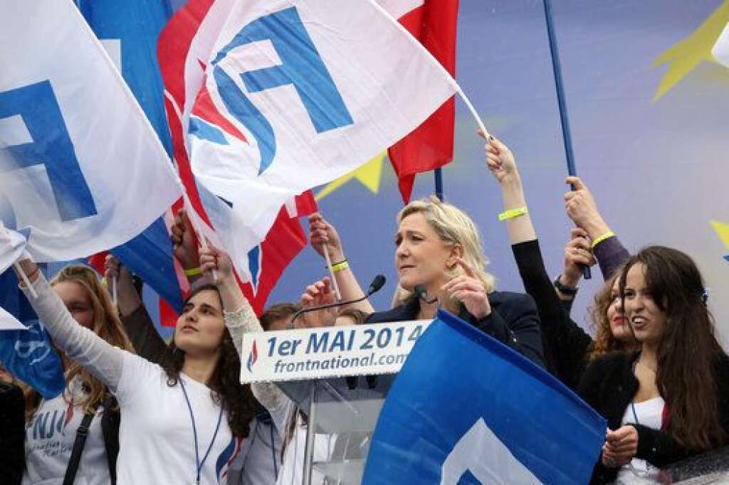 25 mai 2014: L'UMP battue par le FN - Les élections européennes sont l'occasion d'un coup de théâtre sur la scène politique française. Deux mois après sa vague bleue aux municipales, l'UMP se fait damer le pion par le Front national. Le parti frontiste remporte sa première élection nationale, reléguant l'UMP au second rang.