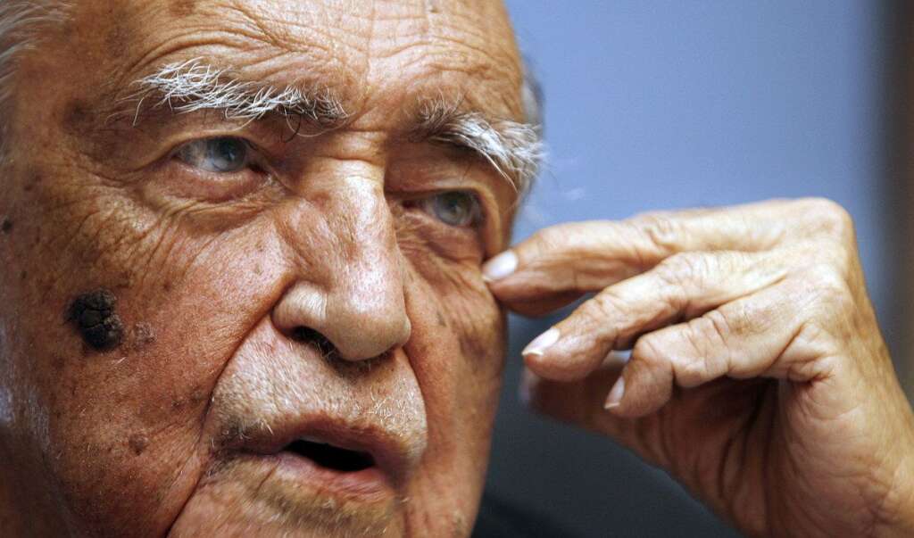 Oscar Niemeyer - Le Brésilien, certainement le plus grand architecte de notre époque, <a href="http://www.huffingtonpost.fr/2012/12/06/mort-architecte-bresil-oscar-niemeyer_n_2249043.html">est décédé</a> mercredi 5 décembre à Rio de Janeiro, à l'âge de 104 ans. La présidente Dilma Rousseff a aussitôt déploré la perte d'un des "génies" du Brésil, le qualifiant aussi de "révolutionnaire" qui a toujours "rêvé d'une société plus égalitaire".