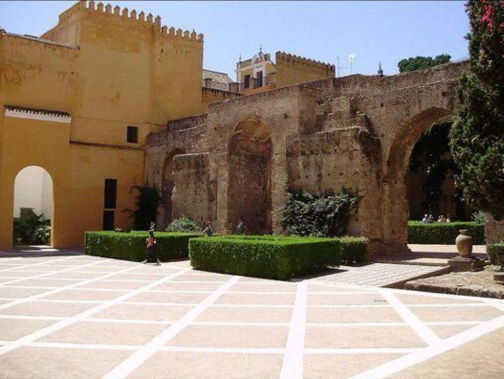 L'Alcazar de Séville - En espagnol, Reales Alcázares de Sevilla, l'Alcazar est un palais fortifié construit à Séville par les Omeyyades d'Espagne à partir de 844. Une résidence royale depuis sept siècle.  Ce monument fut modifié à plusieurs reprises durant la période musulmane, notamment sous les Almohades. Au XIIIe siècle, un premier palais, de style gothique, fut construit sur le site de l'alcazar musulman. Au siècle suivant,suite au tremblement de terre de 1356 qui détruisit une grande partie de la ville andalouse, on y ajouta un splendide palais de style mudéjar. L'ensemble fut modifié une nouvelle fois par Charles Quint au XVIe siècle.