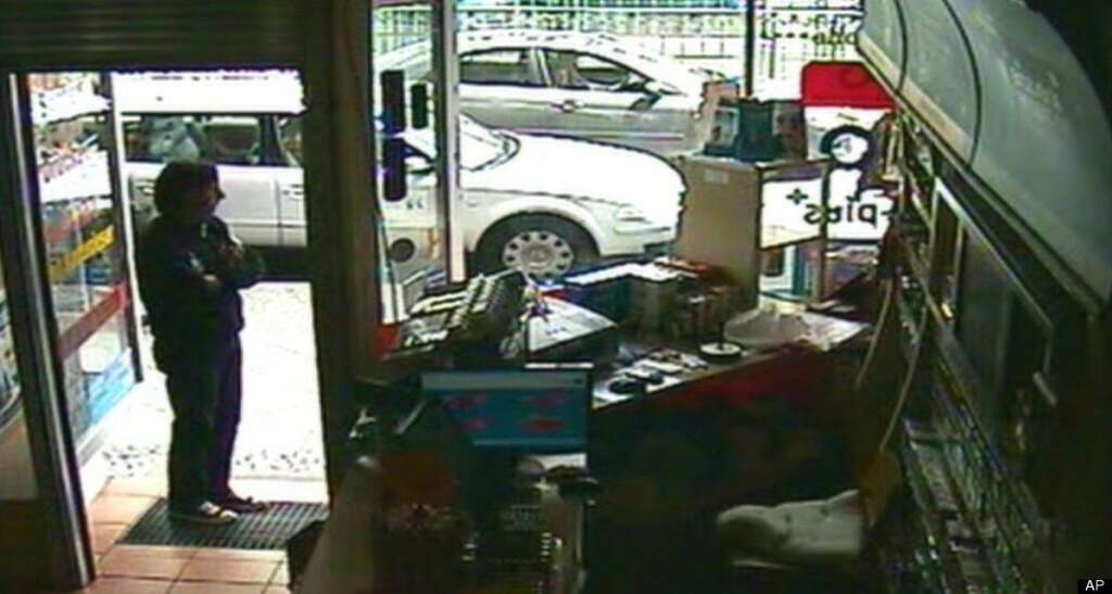 - Le propriétaire du cybercafé, qui a reconnu Magnotta, attend les policiers qu'il vient d'alerter. (AP)