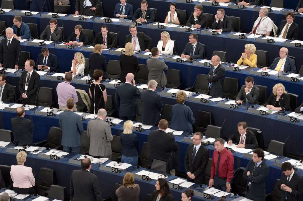 Les europhobes tournent le dos à l'hymne européen - Pour l'ouverture de la session du nouveau parlement européen, une dizaine d'eurodéputés anti-UE ont ostensiblement tourné le dos aux musiciens qui entonnaient "l'Hymne à la joie". Plusieurs eurodéputés FN, dont Marine Le Pen et Florian Philippot ont décidé de rester assis.