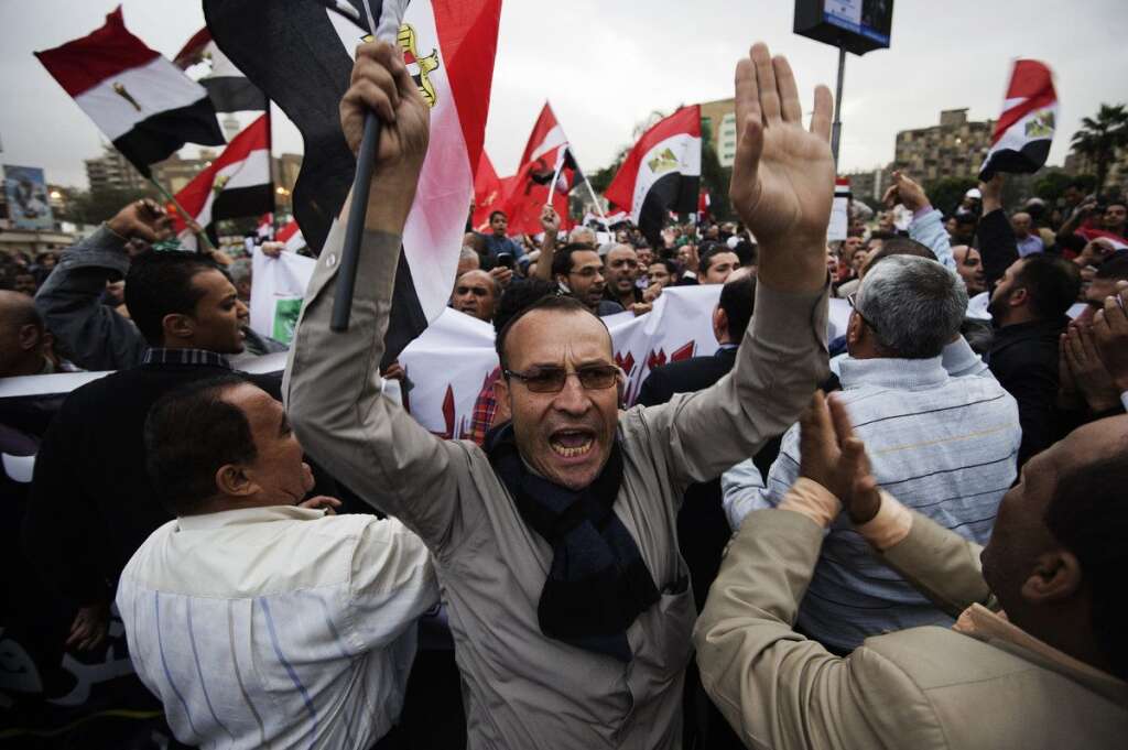 Des dizaines de milliers de manifestants - Des dizaines de milliers d'opposants au chef de l'Etat égyptien Mohamed Morsi ont encerclé mardi 4 décembre au soir le palais présidentiel au Caire.