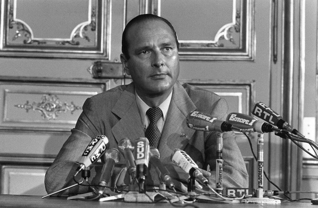 Jacques Chirac (1974-1976), la première de Veil - <p>Quand il arrive à l'Elysée en 1974, Valéry Giscard d'Estaing (RI) nomme Jacques Chirac (UDR) qui n'appartient pas au même parti que lui. Le vote de réformes emblématiques (majorité à 18 ans, loi Veil sur l'IVG) n'empêche pas les relations de se dégrader entre les deux hommes.</p>  <p>Le gouvernement Chirac est le premier dans lequel une femme est nommée ministre de plein exercice (Simone Veil, ministre de la Santé).</p>