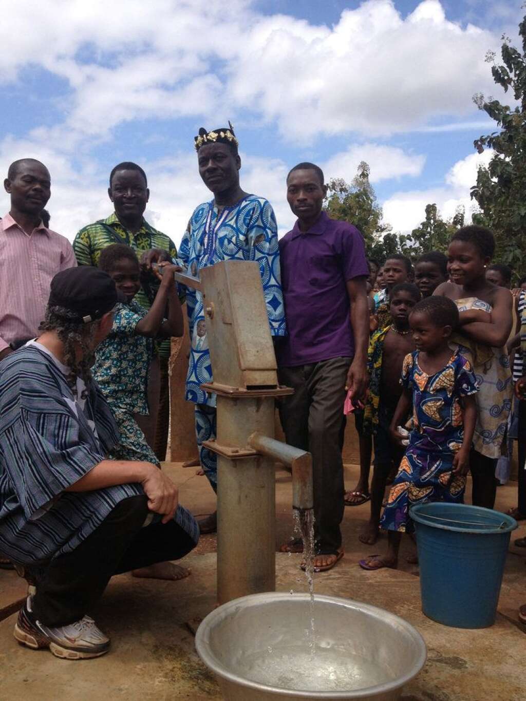 Un gamin qui tire de l’eau a Awono, avec des villageois, le roi et moi -