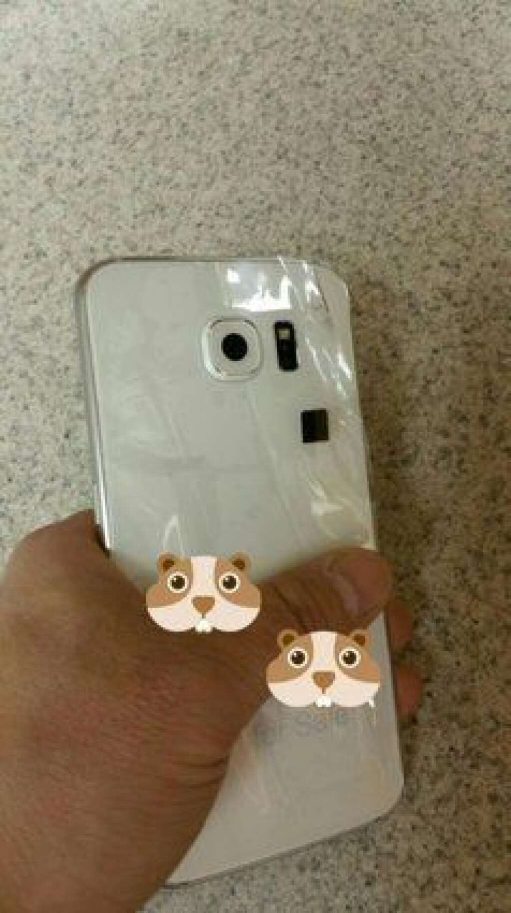 Samsung Galaxy S6: des photos auraient fuité de chez AT&T - Les premiers éléments disponibles indiquent que la coque est en métal et en verre.