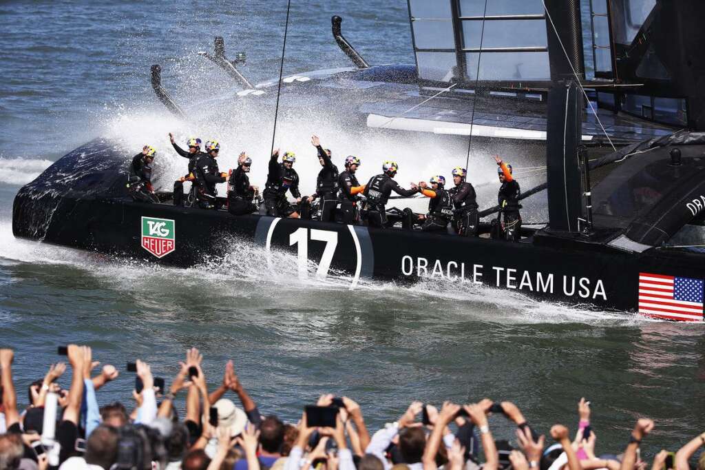 Voile, Coupe de l'America 2013 - Emirates Team New Zealand mène 8 victoires à 1 jeudi 19 septembre contre le bateau américain Oracle Team USA. Une seule régate de plus pour les Néo-Zélandais, et la "Cup" repart en Nouvelle-Zélande. Mais OTUSA remporte les 8 régates suivantes et s'impose sur le fil, conservant son titre.