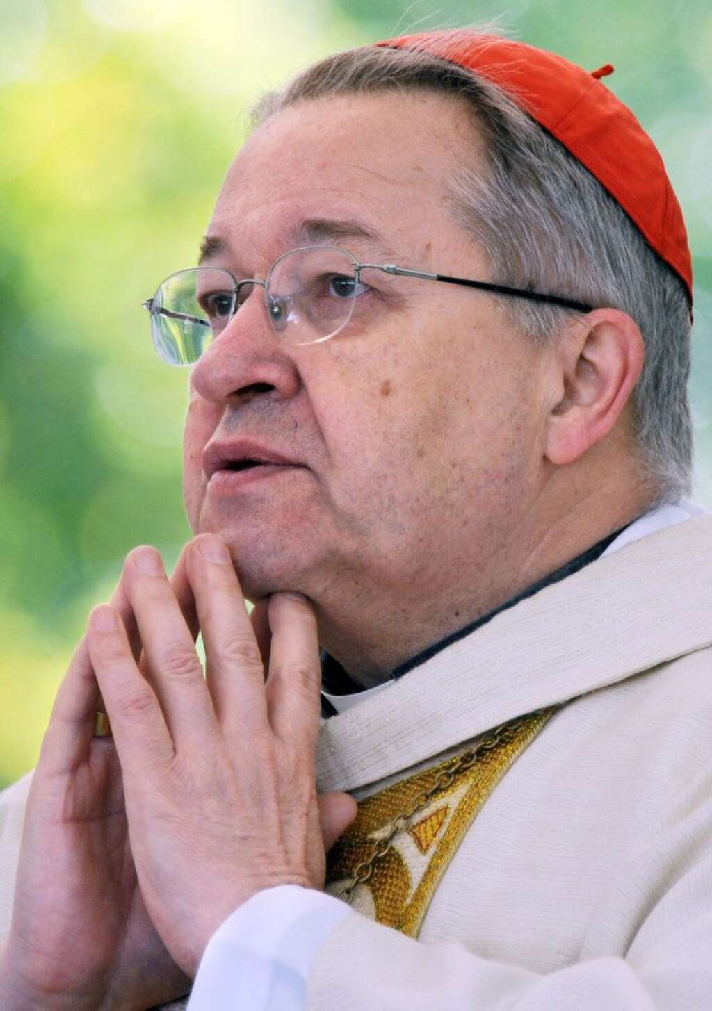 15 août 2012: une prière polémique pour la famille - Les évêques de France saisissent l'occasion de l'Assomption pour appeler à une prière exprimant la solidarité avec les personnes touchées par la crise, mais aussi l'attachement à la famille. L'association LGBT crie à l'homophobie. "Ce n'est un scoop pour personne que de dire que l'Eglise s'oppose au mariage homosexuel", répond Mgr Bernard Podvin, porte-parole de la Conférence des évêques de France sur France Inter.  <strong>A RELIRE:</strong> <a href="http://www.huffingtonpost.fr/2012/08/15/video-actup-pastiche-la-priere-universelle-anti-gay-famille-cardinal-vingt-trois_n_1778019.html?1345026063&utm_hp_ref=france" target="_blank">Le pastiche provoc d'Act Up</a>