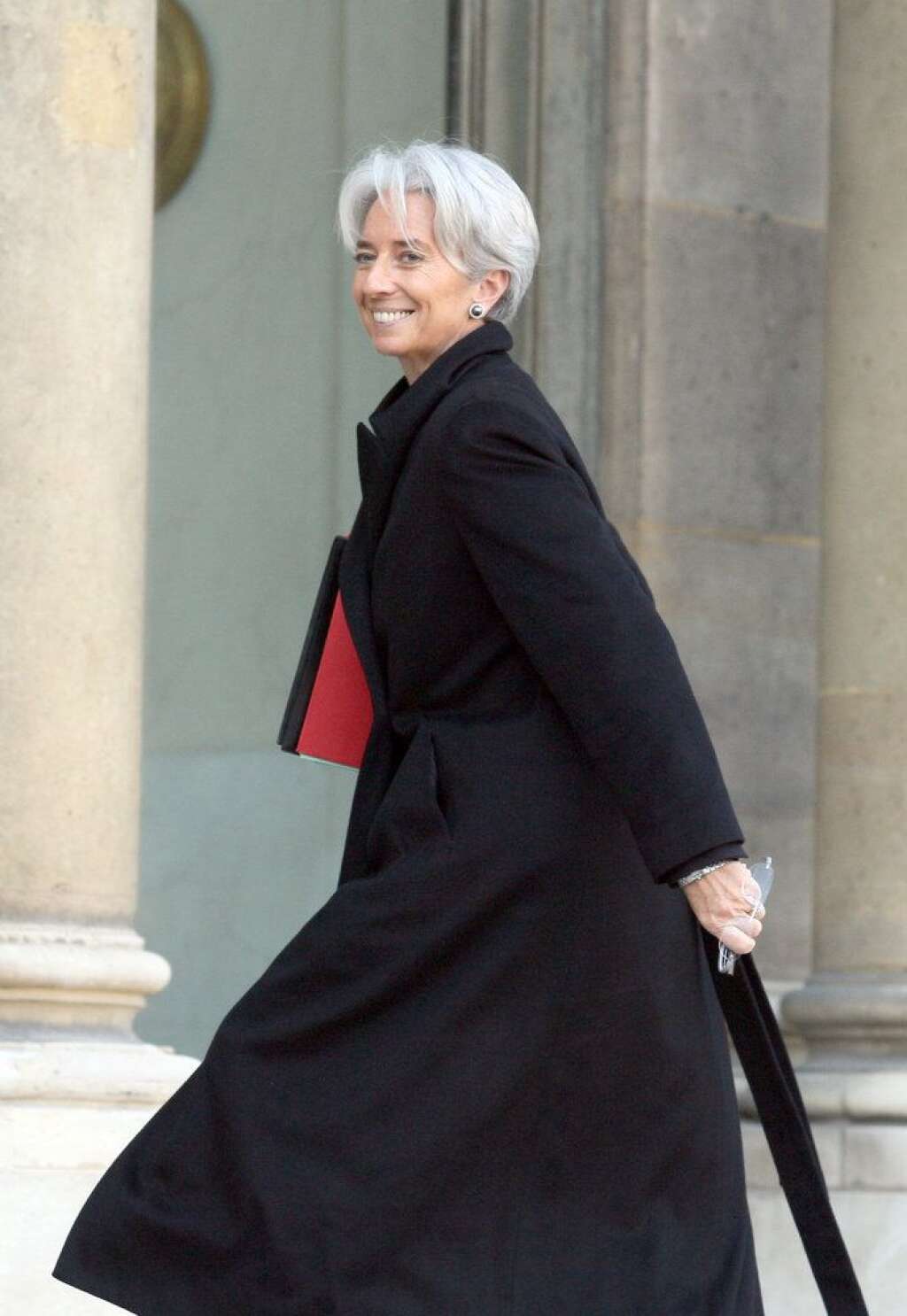 Christine Lagarde, le scénario de l'étranger - Et si la "Grande dame" réussissait là où DSK a échoué. Depuis son siège de patronne du FMI, l'ancienne ministre des Finances évite les combats de boue et agrège une popularité enviable. De quoi s'imposer comme l'autre recours à droite si Nicolas Sarkozy devait décliner. Encore faut-il qu'elle en ait envie et qu'elle sorte sans dommage de l'affaire Tapie, dans laquelle elle est mise en examen.