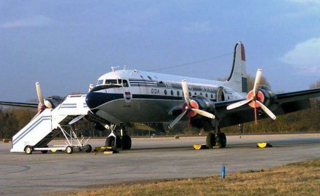 Crash d'un DC-4 (39 morts) - 11 avril 1967 - Un Douglas DC-4 s’écrase dans le désert pendant son approche de l’aéroport de Tamanrasset en Algérie. Les 33 passagers et les 6 membres d’équipages sont tués.