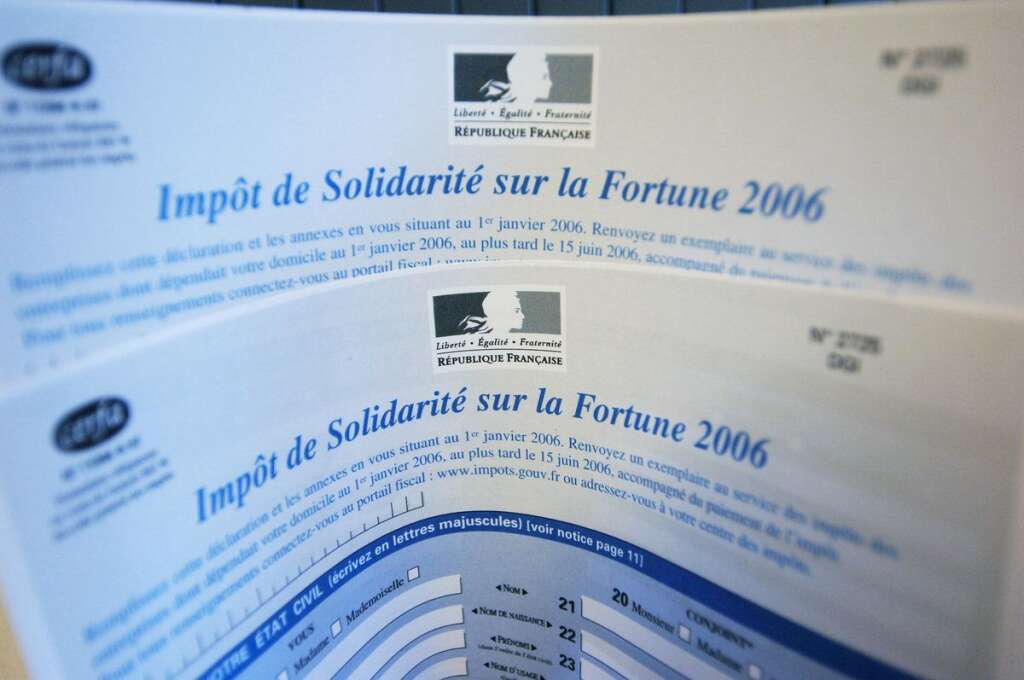 Juillet 2012: le collectif budgétaire enterre l'héritage de Sarkozy - Le nouveau Parlement s'attelle aux premières mesures promises par le candidat Hollande, dont une grande partie consiste à démanteler l'héritage légué par la précédente majorité. A commencer par la TVA sociale qui devait s'appliquer au mois d'octobre. Le budget rectificatif prévoit notamment 7,2 milliards d'euros de hausses d'impôts qui pèseront à 53% sur les ménages‎, essentiellement les plus aisés.   A relire sur <a href="http://www.huffingtonpost.fr/2012/07/04/le-conseil-des-ministres-detricoter-lois-sarkozy-rigueur_n_1648372.html?utm_hp_ref=france">Le HuffPost</a>