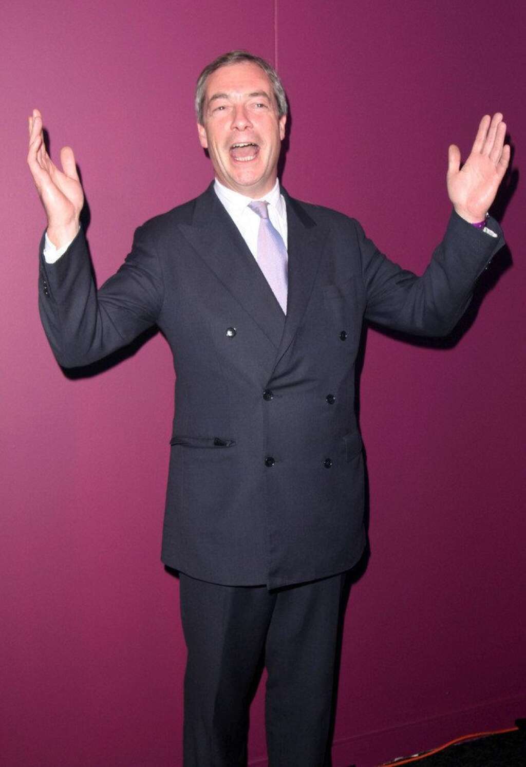 Partir : à cause de Nigel Farage - Si on sortait de l'Union, ce leader farfelu du parti indépendantiste britannique passerait davantage à la télévision, et il serait encore plus excité que d'habitude puisque l'histoire lui aurait donné raison.
