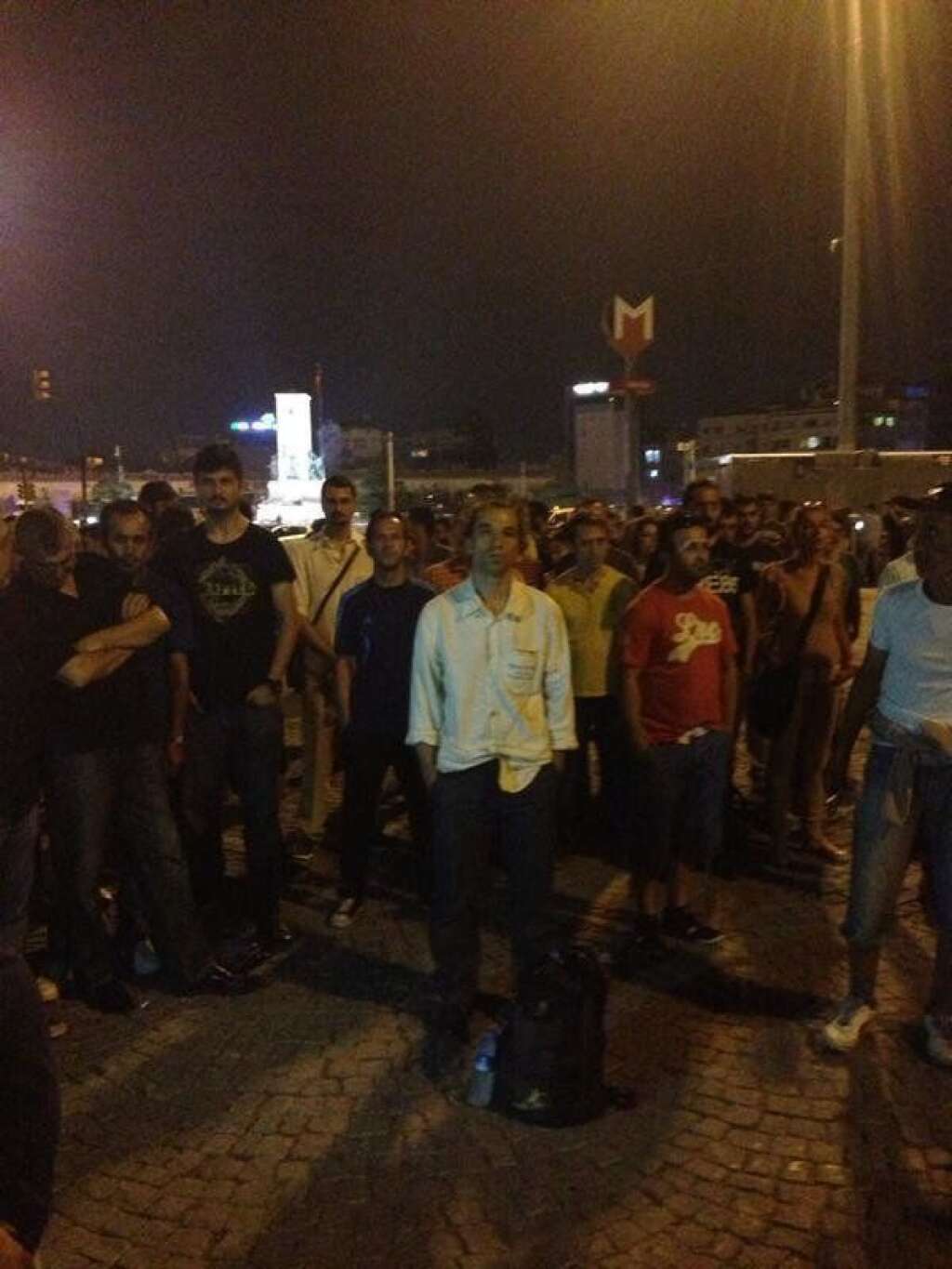 Duran Adam - Erdem Gündüz rejoint par d'autres manifestants sur la place Taksim à Istanbul le 17 juin 2013.