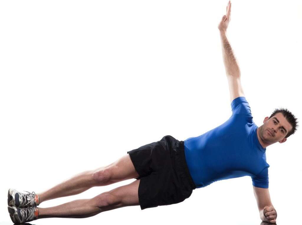 La planche de côté («Side Plank») - Utilisez un bras pour vous soutenir et l'autre pour vous soulever, en gardant les pieds l'un au-dessus de l'autre. Idéalement, votre corps devrait former un «T».