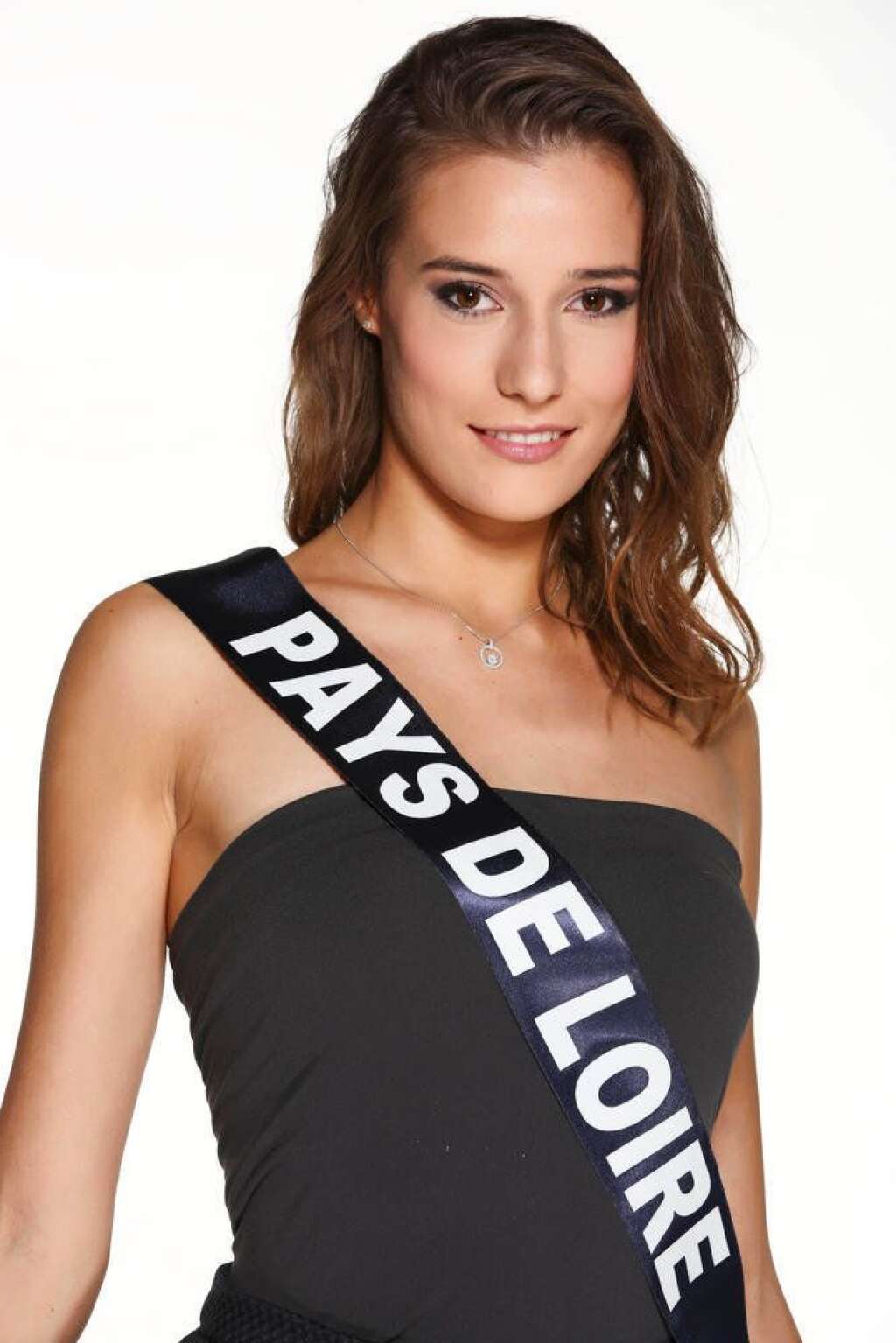 Miss Pays de Loire: Flavy Falcon - 21 ans, vendeuse en parfumerie.