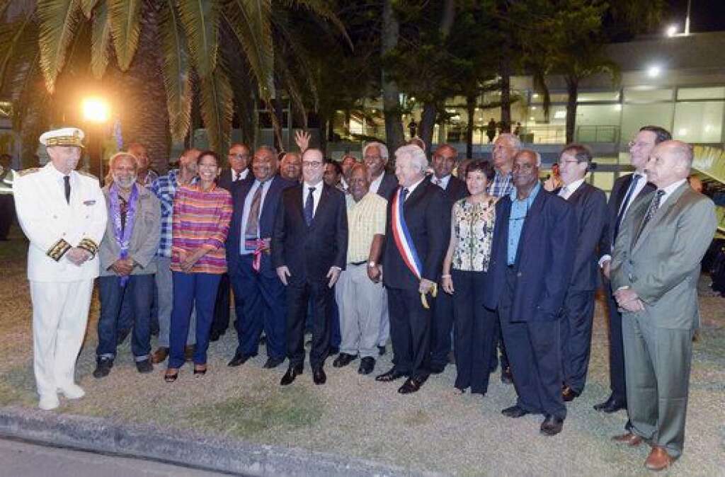 Nouvelle-Calédonie: novembre 2014 - Pour sa première visite en Nouvelle-Calédonie, en novembre 2014, François Hollande ici avec les élus de Nouméa est venu assurer les habitants du cailloux que la métropole resterait "neutre" dans le cadre du référendum sur l'autodétermination qui sera organisé en 2018.