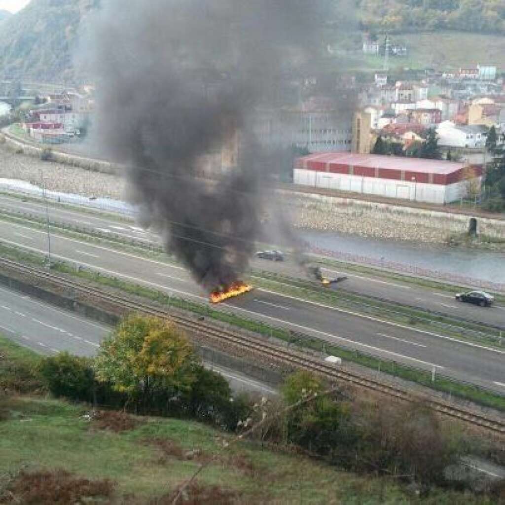 Des barrages enflammés - Dans la province des Asturies, les autoroutes sont prises pour cibles