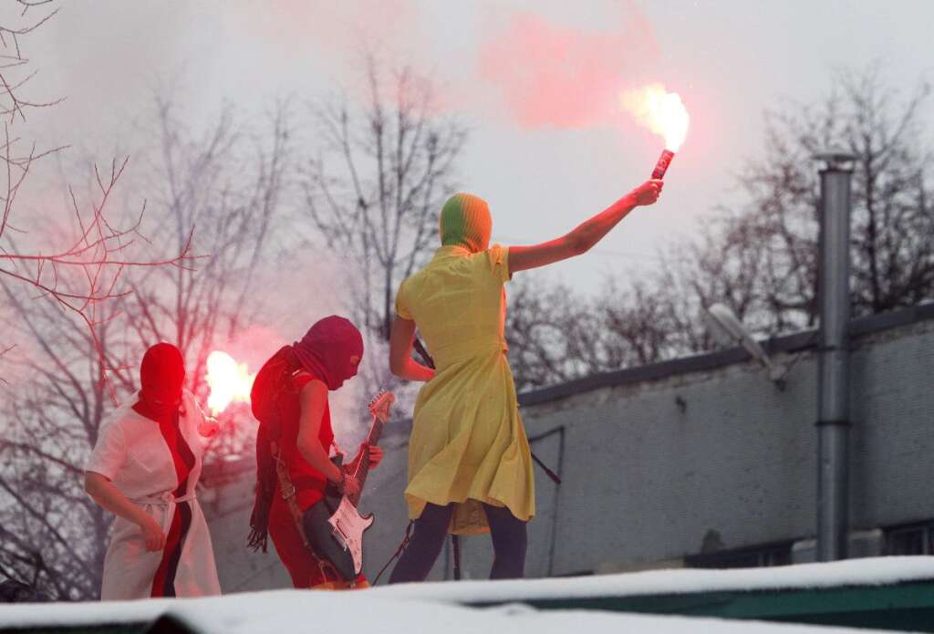 Les Pussy Riot et leurs supporters - Les Pussy Riot font une performance à côté d'une prison où sont détenus des activistes politiques le 14 décembre 2011.