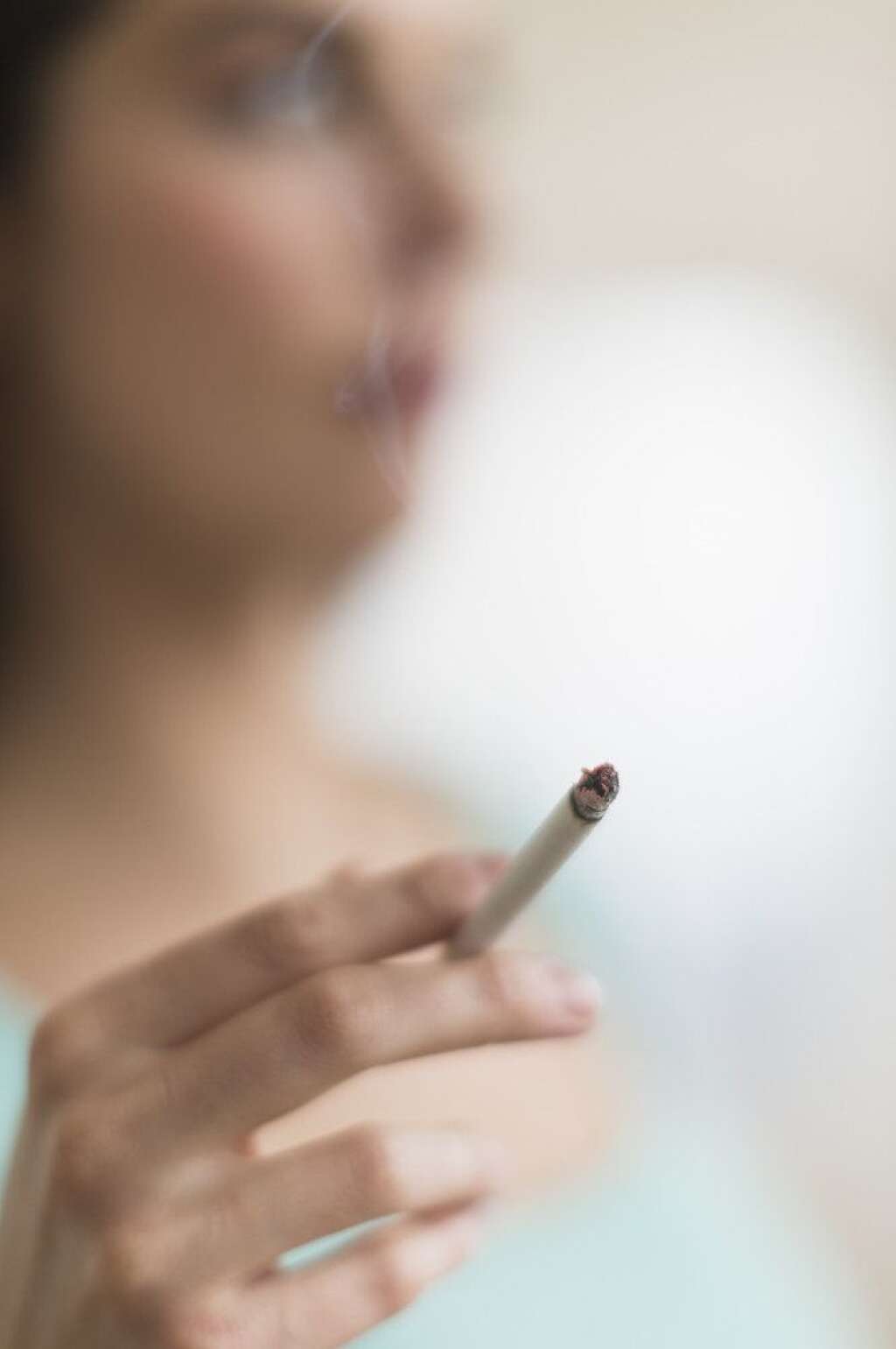 Tabac + alcool = cancer (surtout pour les femmes) - Le tabac, qui tue environ 200 personnes par jour en France, présente plus de risques pour les femmes qui boivent à l'excès, selon une étude publiée en mai 2013 avant la journée mondiale contre le tabac.  "Chez les femmes consommatrices excessives d'alcool, les risques de décès associés aux tabac sont significativement plus élevés que chez celles qui consomment pas ou peu d'alcool", soulignent des experts du Centre international de recherche sur le cancer (Circ) et de l'Inserm dans un article publié dans le Bulletin épidémiologique hebdomadaire (BEH).  <a href="http://www.huffingtonpost.fr/2013/05/28/tabac-risques-accrus-pour-les-femmes_n_3344504.html" target="_blank">Lire la suite</a>