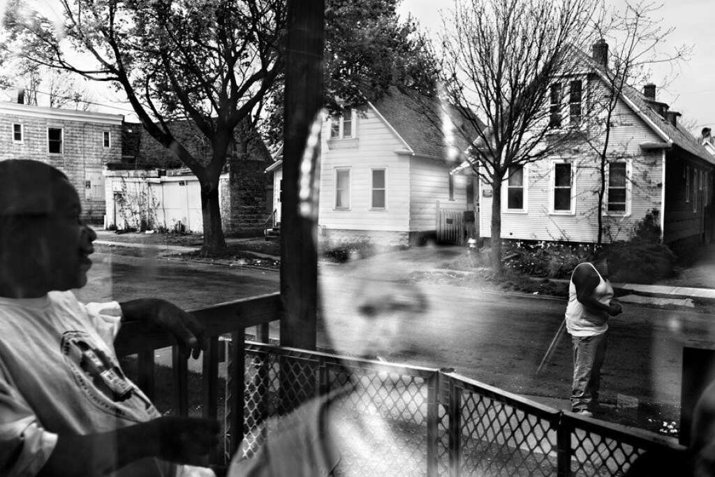 Une famille dans le quartier de Crescent à Rochester. Rochester, état de New York. États-Unis, 2012 -