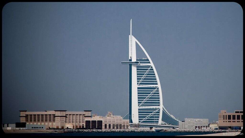 4. La Burj-Al-Arab de Dubaï (Emirats Arabes Unis) - Hauteur totale : 321 m Hauteur du plus haut étage occupé : 198 m Hauteur non occupée : 124m, soit 39% de la hauteur de l'immeuble  Crédit photo: <a href="http://www.flickr.com/photos/roman_emin/" target="_blank">Román Emin</a>