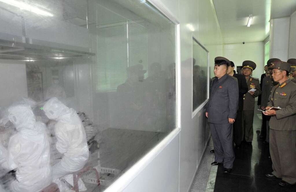 Kim Jong-Un regarde un laboratoire -