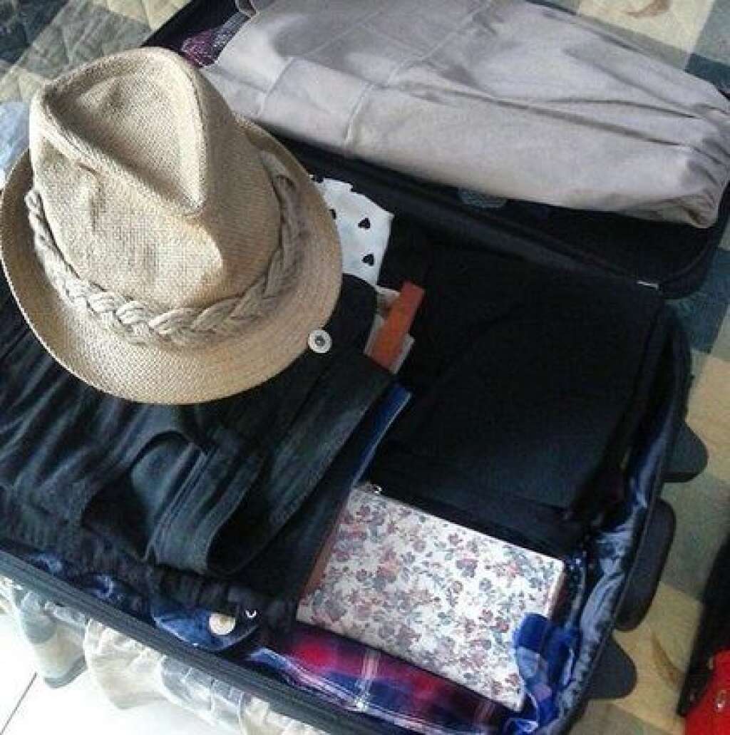 La valise avant le départ - Est-ce que ce n'est pas une façon de vous rassurer que vous n'avez rien oublié? Pour ça, il y a votre maman.