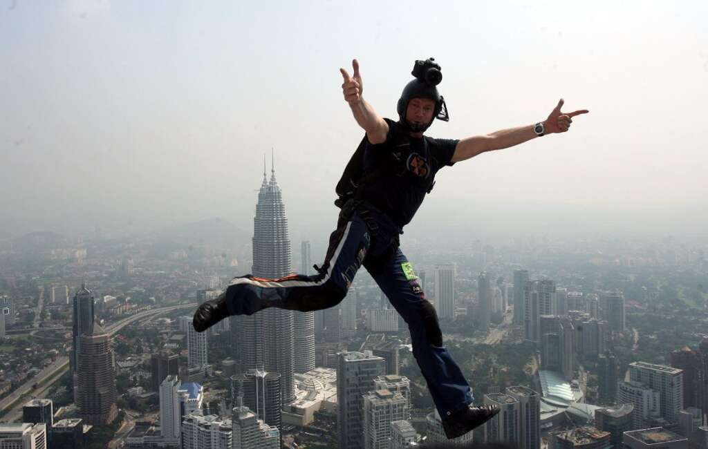 Le base-jumper Dean Smith en l'air - A Kuala-Lumpur en Malaisie.