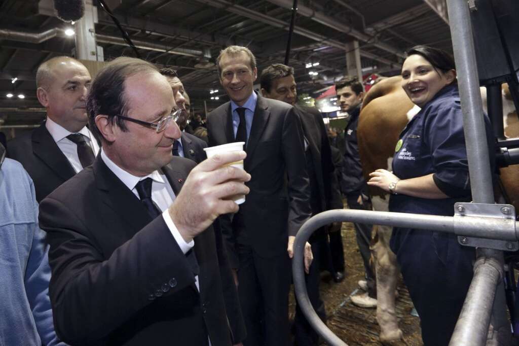 François Hollande - Hum, un bon verre de lait bien frais!