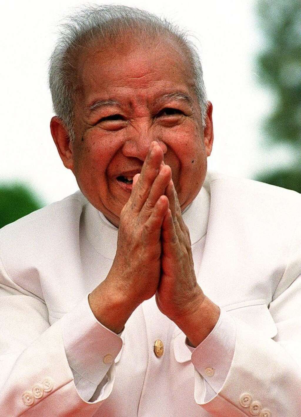 Norodom Sihanouk - L'ancien roi du Cambodge est mort à 89 ans. Il était vénéré dans son pays<a href="http://www.huffingtonpost.fr/2012/10/15/ancien-roi-du-cambodge-mort-pekin-89-ans_n_1966036.html"> après être parvenu à maintenir une certaine unité</a> malgré des décennies de guerre.
