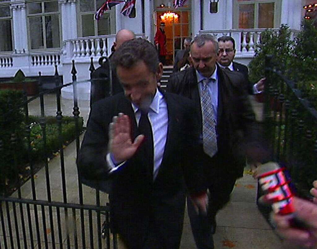 Nicolas Sarkozy, l'ultime recours - <img alt="egal" src="http://i.huffpost.com/gen/874900/thumbs/s-EGAL-mini.jpg?4" /> L'ancien président de la République rêve-t-il de s'imposer en homme du recours? Tous les ingrédients étaient réunis mais Nicolas Sarkozy n'est pas parvenu à ramener la paix dans son parti. Qu'importe. Ses proches assurent que c'est grâce à lui que le dialogue a été rétabli entre les deux belligérants. Surtout, l'ancien chef de l'Etat n'a pas rompu son devoir de réserve auquel il s'était astreint. Rien n'est perdu.