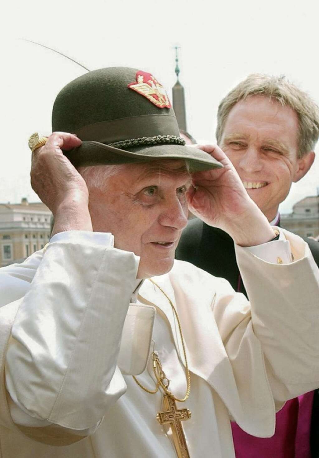 Benoit XVI avait déjà adopté le chapeau des chasseurs alpins italiens... -