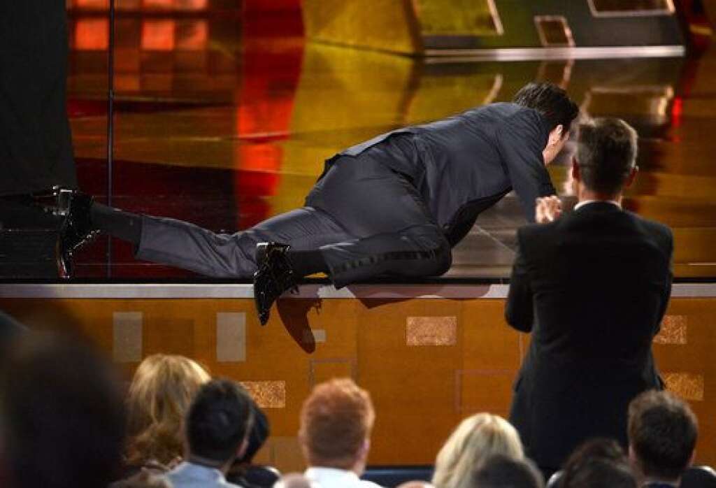 La 67ème cérémonie des Emmy Awards - Jon Hamm amuse le public en rampant jusqu'à la scène pour y recevoir son prix tant attendu pour "Mad Men"