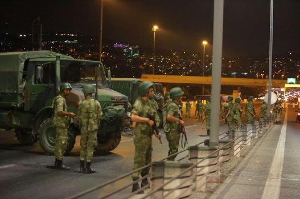 Turkish military block access to the Bosphorus bridge, which links the city's European and Asian sides, in Istanbul, Turkey, July 15, 2016.  REUTERS/Stringer