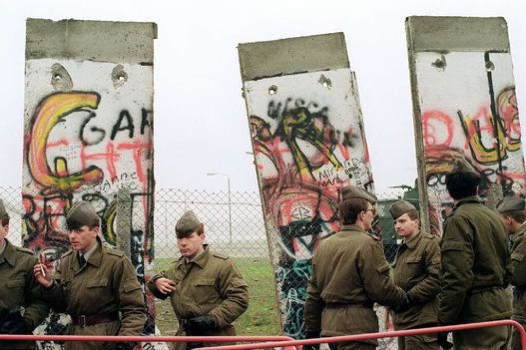 11 novembre 1989 - A plusieurs endroits du mur, la police crée des passages supplémentaires entre l'est et l'ouest.
