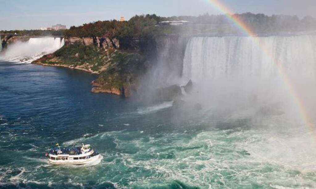 - Canada : le Maid of the Mist emmène les visiteurs se faire rafraîchir au pied des chutes du Niagara, à la frontière de l’Ontario et des Etats-Unis