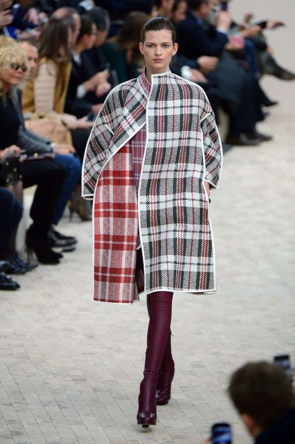 L'écossais 2013 - 2014  du défilé Céline - Certes, le manteau Céline ressemble à un cabas pour faire les courses. Mais remarquez, le top porté dessous. On vous le dit, l'écossais revient.