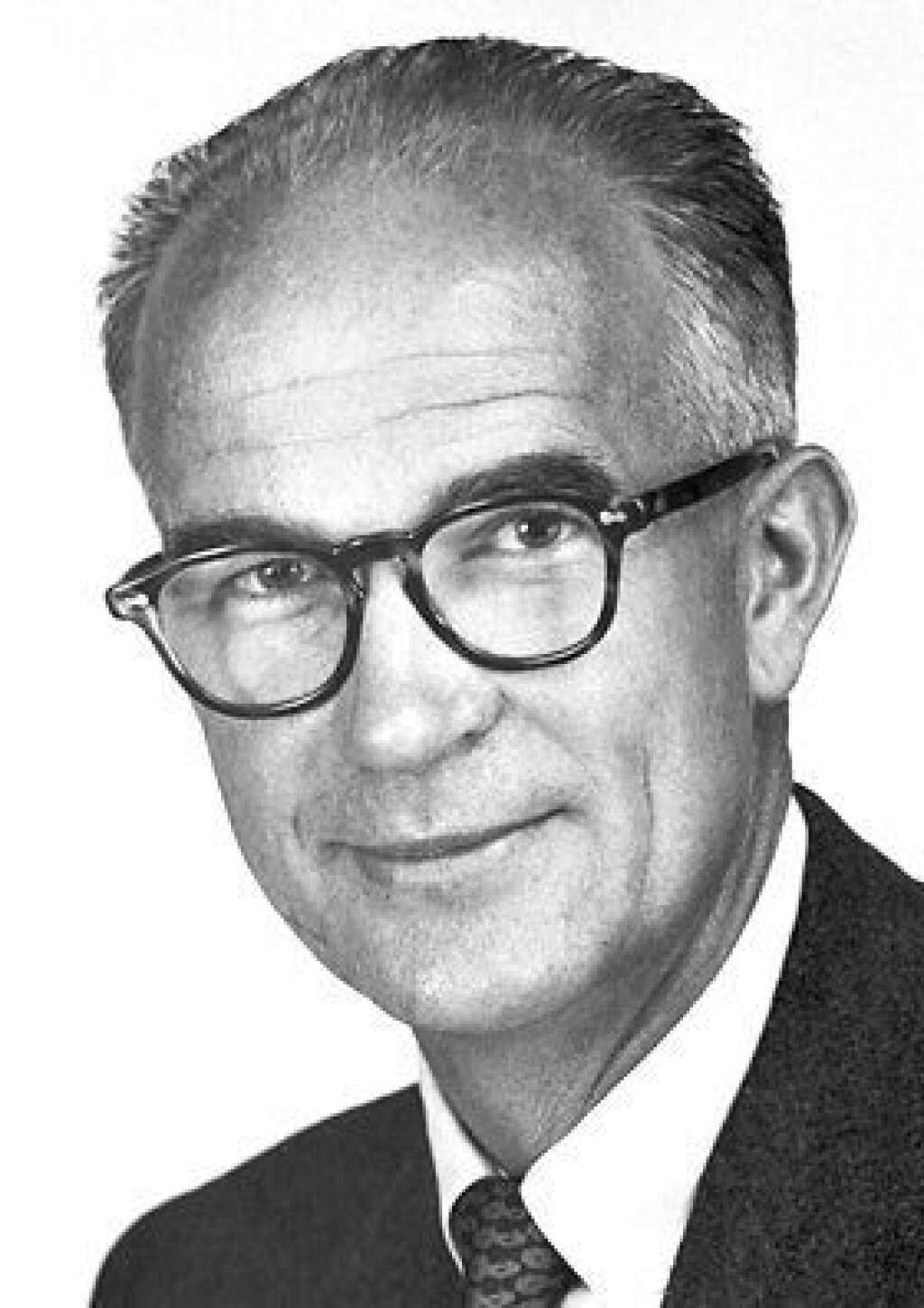 1956 : William Shockley, John Bardeen et Walter Brattain - En 1956, ces trois chercheurs américains sont récompensés "pour leurs recherches sur les semi-conducteurs et leur découverte de l'effet transistor." Semi-conducteurs, transistor, ça vous dit quelque chose?   Photo : William Shockley