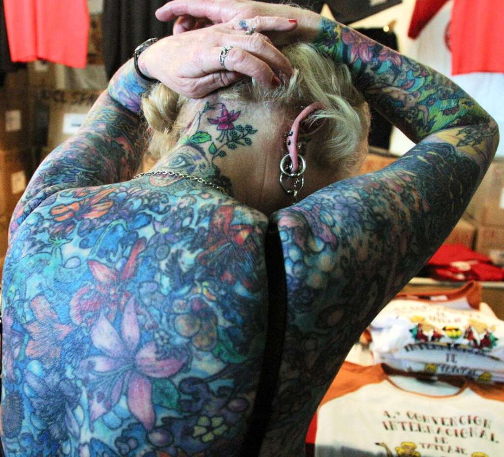 Les tatouages les plus fous - La Britannique Isobel Varley en 2001 à la convention internationale de tatouages de Madrid. Isobel Varley affirme être la femme la plus tatouée au monde.