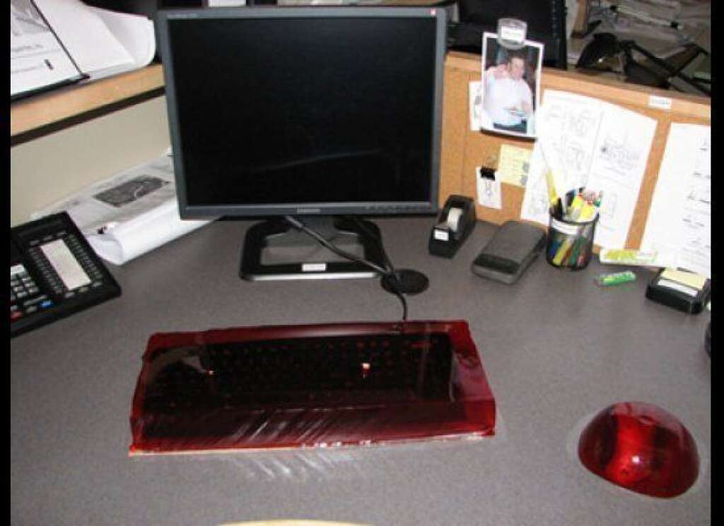 Jello Keyboard And Mouse - Jim and Dwight's antics from "The Office" IRL! (Via <a href="http://artoftheprank.com/2008/05/18/jell-o-keyboardmouse-prank/" target="_hplink">Art Of The Prank</a>)