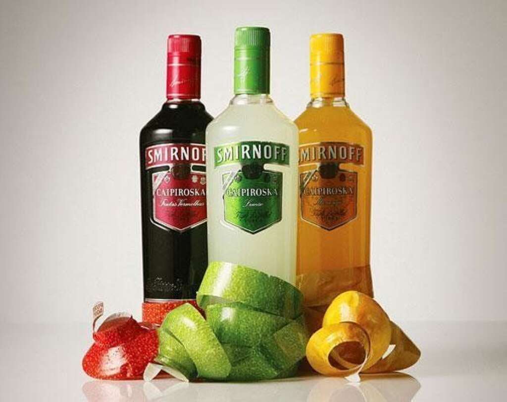 Les boissons Smirnoff - Pour lancer ses nouveaux parfums, la marque emballe ses bouteilles selon le fruit qui les caractérise.