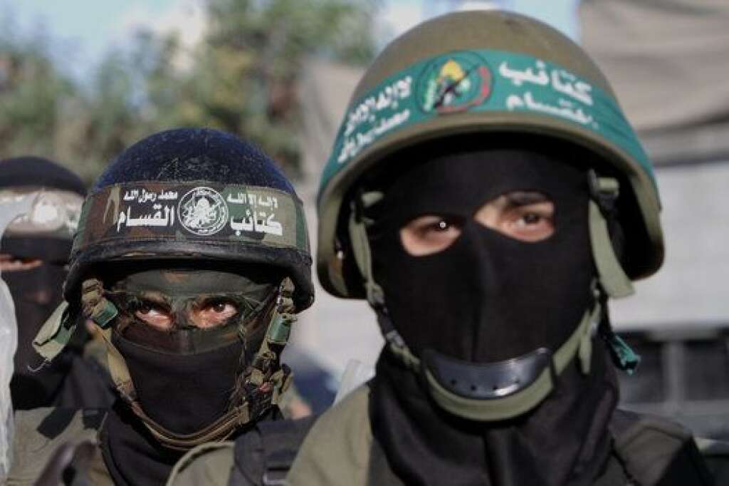 Le Hamas et ses Brigades - Le Hamas, qui contrôle Gaza depuis 2007, est crédité par l'Institut international d'études stratégiques (IISS) de 20.000 combattants, dont 10.000 -les mieux entraînés- pour sa branche armée, les Brigades Ezzedine al-Qassam. Ces dernières tirent leur nom d'un des pères de la Révolte arabe de 1936-39 contre le mandat britannique en Palestine, tué en 1935. S'y ajoutent les plus de 10.000 membres du Hamas intégrés aux forces de sécurité à Gaza, en particulier la Force exécutive, formée par le Hamas. Leur puissant arsenal, de contrebande ou artisanal, comporte mines, roquettes, mortiers et armes légères. Elles sont dotées de roquettes d'artillerie à longue portée, notamment la M75, adaptation locale de la Fajr-5, de fabrication iranienne, qui ont volé à plus de 80 km de la bande de Gaza, mettant Tel-Aviv et Jérusalem sous leur feu. Selon <a href="http://www.qassam.ps/" target="_blank">leur site</a>, elles sont apparues mi-1991 durant la première Intifada, après des tentatives de lancer un réseau armé dès 1984 par ceux qui créeront le Hamas en 1987. Leur nombre "est connu seulement du commandement des Brigades", ajoute le site.