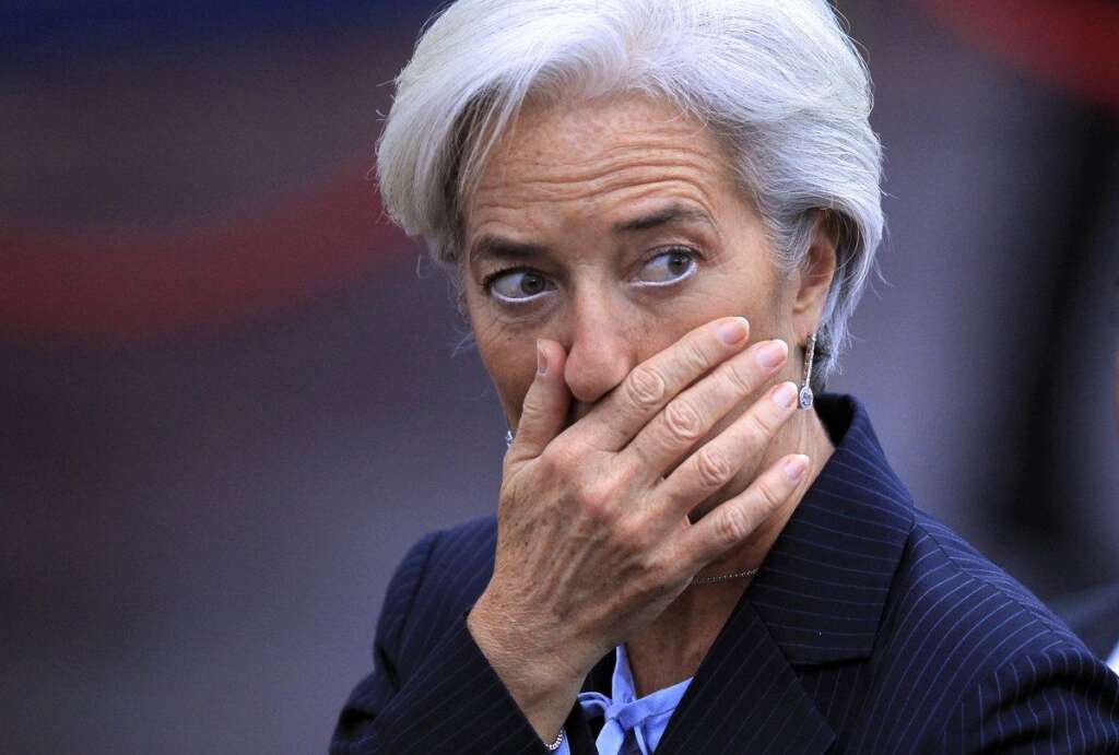 Christine Lagarde - La directrice générale du Fonds monétaire international (FMI) a été placée le 24 mai sous le statut de témoin assisté -statut intermédiaire entre témoin et mis en examen- après deux jours d'audition par les magistrats de la Cour de justice de la République (CJR). Elle était interrogée, en tant qu'ex-ministre de l'Economie (2007-2011), sur son rôle dans la décision de s'en remettre à un tribunal arbitral. Elle soutient avoir pris sans ordre de l'Elysée la décision de recourir à l'arbitrage, puis de renoncer à en demander l'annulation. Une enquête la visant a été ouverte en août 2011 pour "complicité de faux et complicité de détournement de fonds publics". L'enquête de la CJR se poursuit et les magistrats peuvent décider à tout moment de modifier son statut. Le FMI a réaffirmé le 28 mai sa "confiance" en celle qui a succédé en 2011 à Dominique Strauss-Kahn.