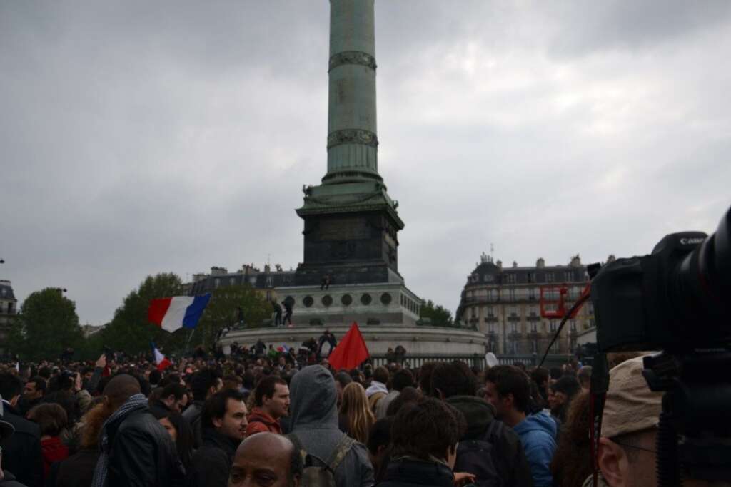 Place de la Bastille pleine peu avant les resultats -