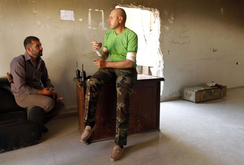- Une discussion entre deux soldats au repos. Une photo prise non loin des troupes de Bachal el-Assad, le 17 juin 2013.