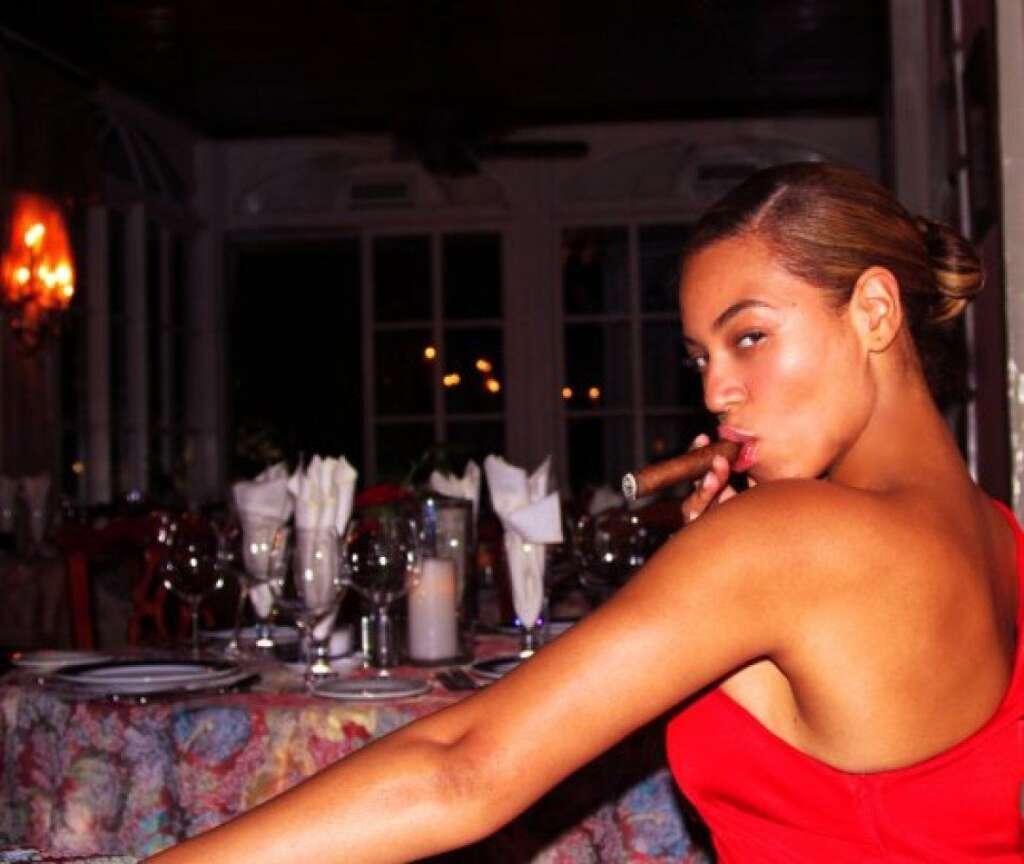- Avec un cigare.  Photo: Beyonce.Tumblr.Com