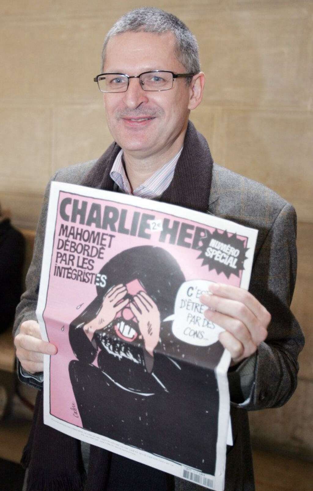 2007 - Le journaliste danois Fleming Rose pose avec la caricature de Mahomet de Charlie Hebdo en 2007.