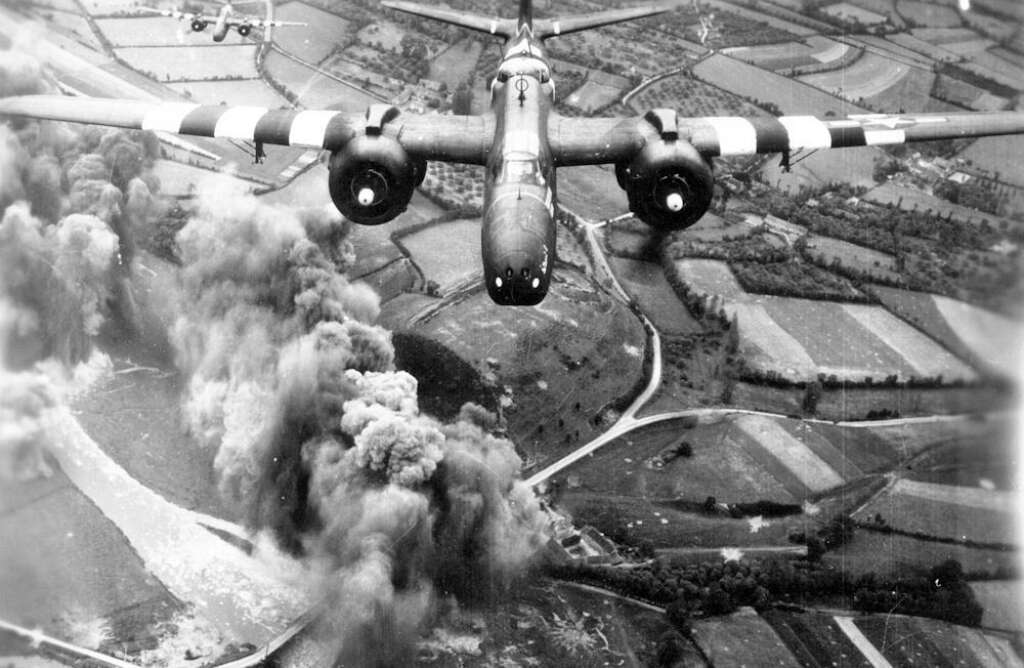 Des bombardements alliés ouvrent la voie - Aux alentours de 3h du matin, des bombardiers ouvrent le bal, larguant bombes et matériel.